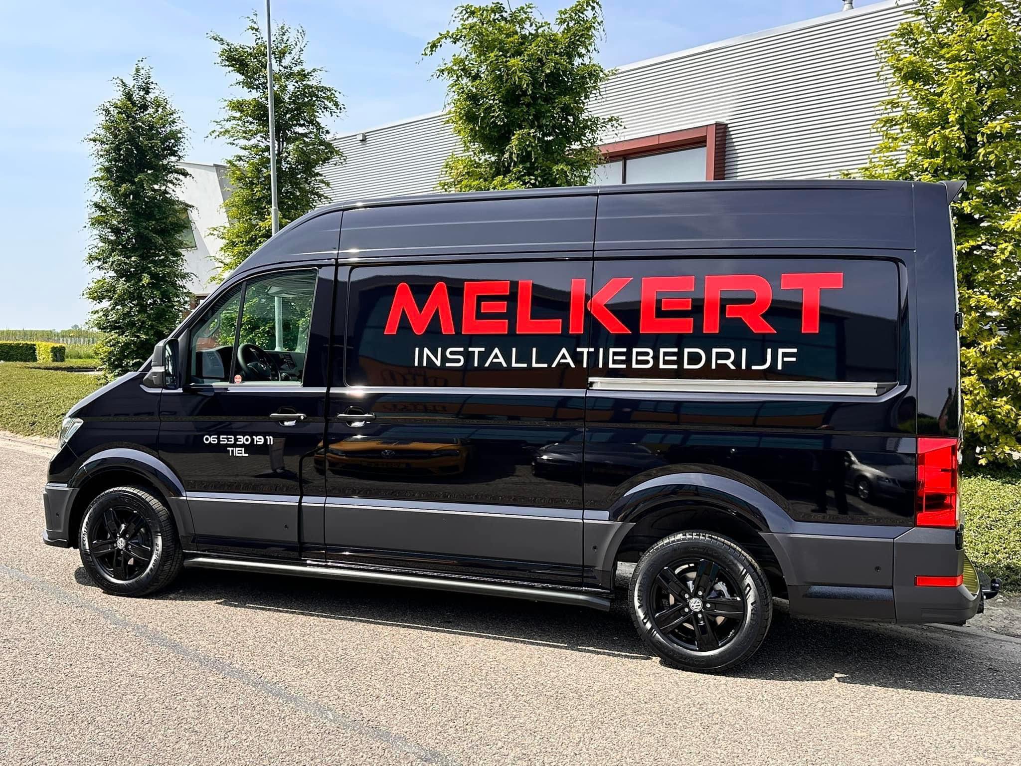 Melkert bedrijfsbus, gloss-zwarte VW Crafter met rode MELKERT-opdruk